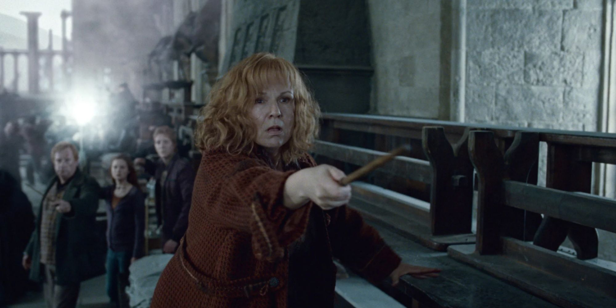 Molly Weasley pointant sa baguette sur Bellatrix. 