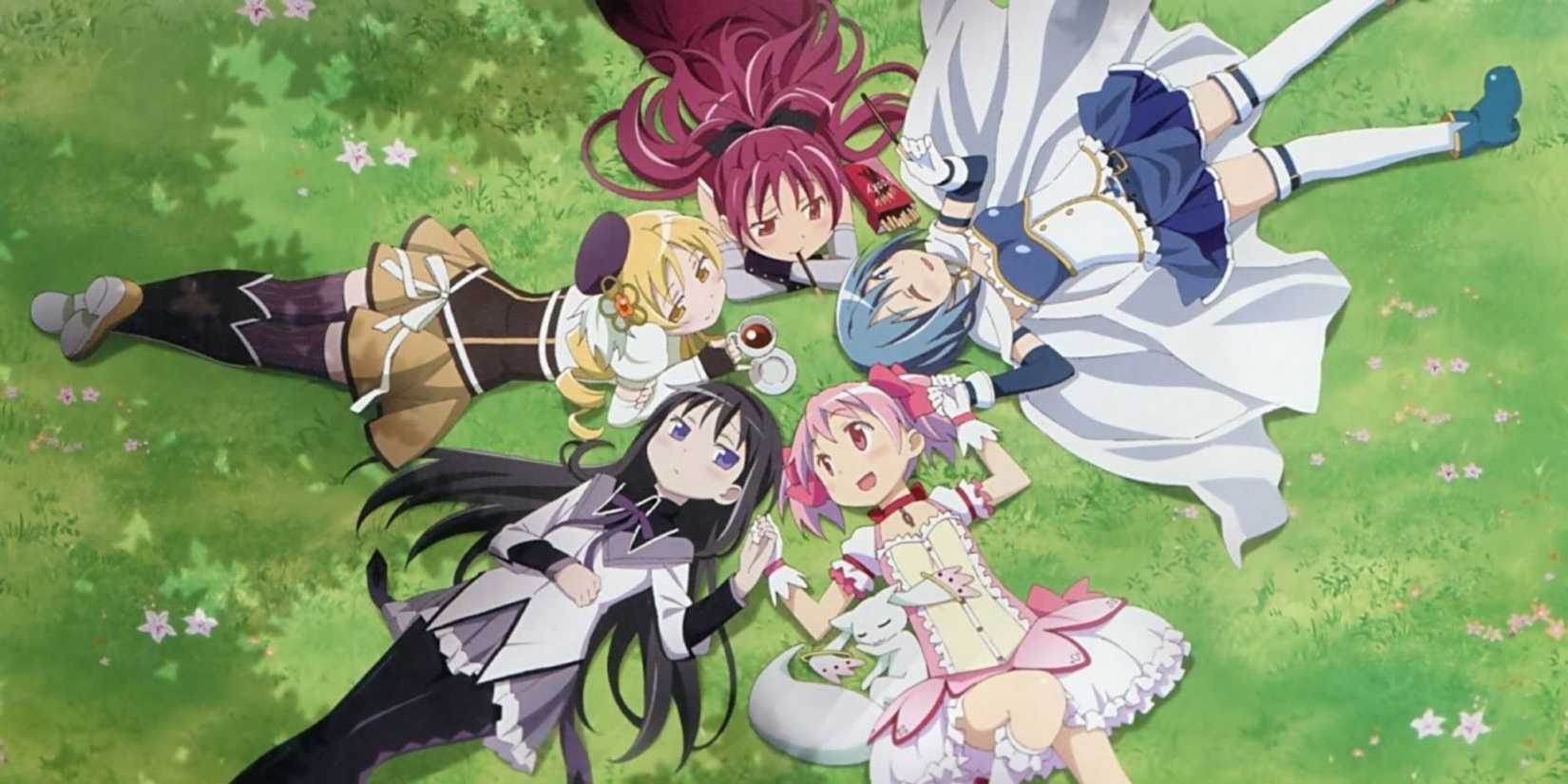 Les personnages se trouvent sur l'herbe en cercle avec la tête ensemble à Puella Magi Madoka Magica.