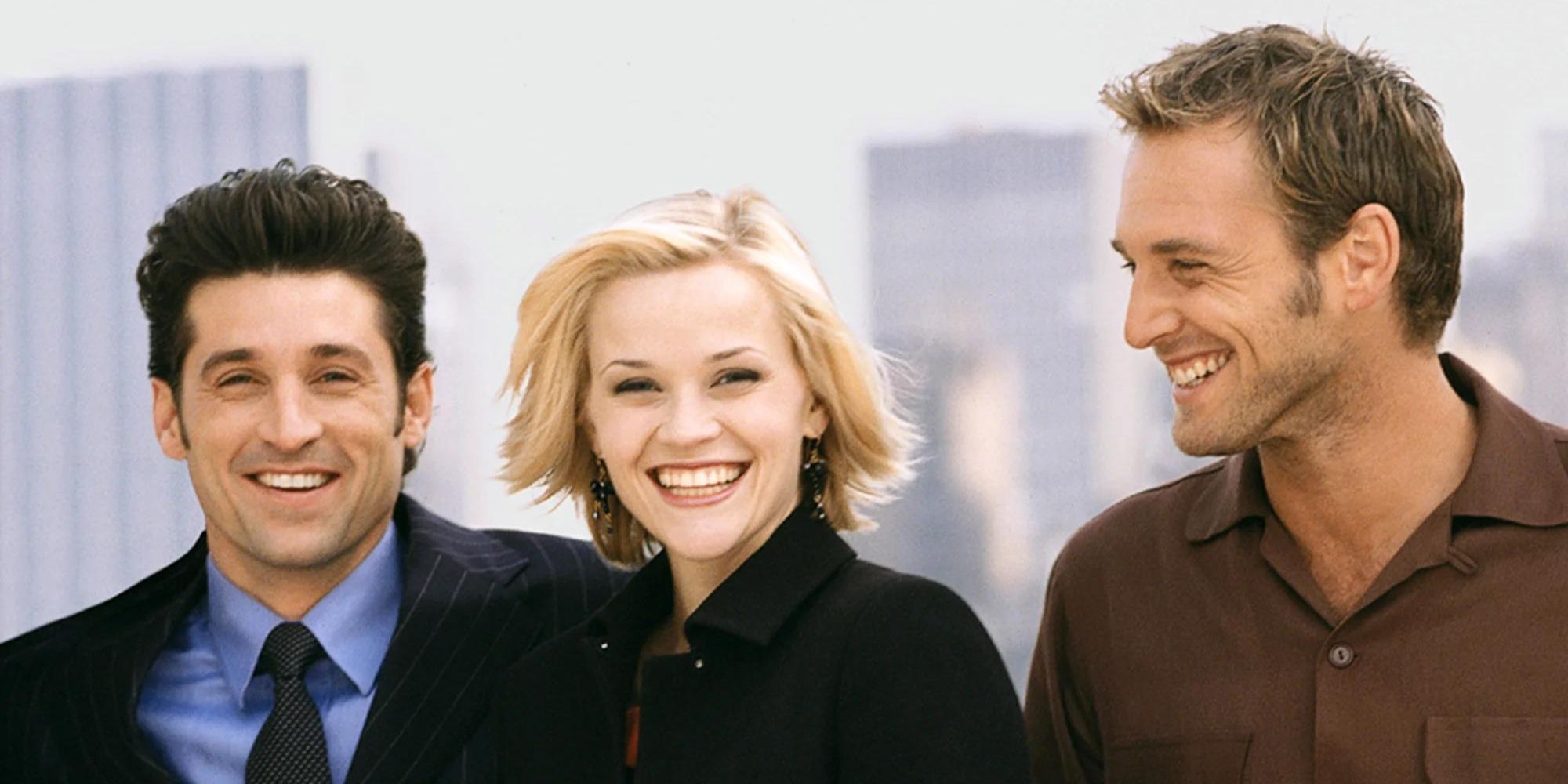 Reese Witherspoon, Josh Lucas et Patrick Dempsey souriant dans une image promotionnelle pour Sweet Home Alabama souriant à la caméra.