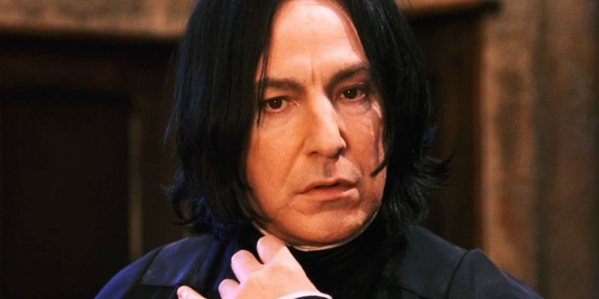 Professor Snape (Alan Rickman) na Pedra Filosofal olhando para Harry Potter