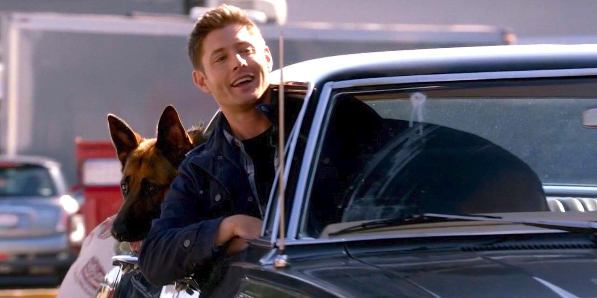 Supernatural Dean et un chien qui passent leur tête par la fenêtre de l'Impala.