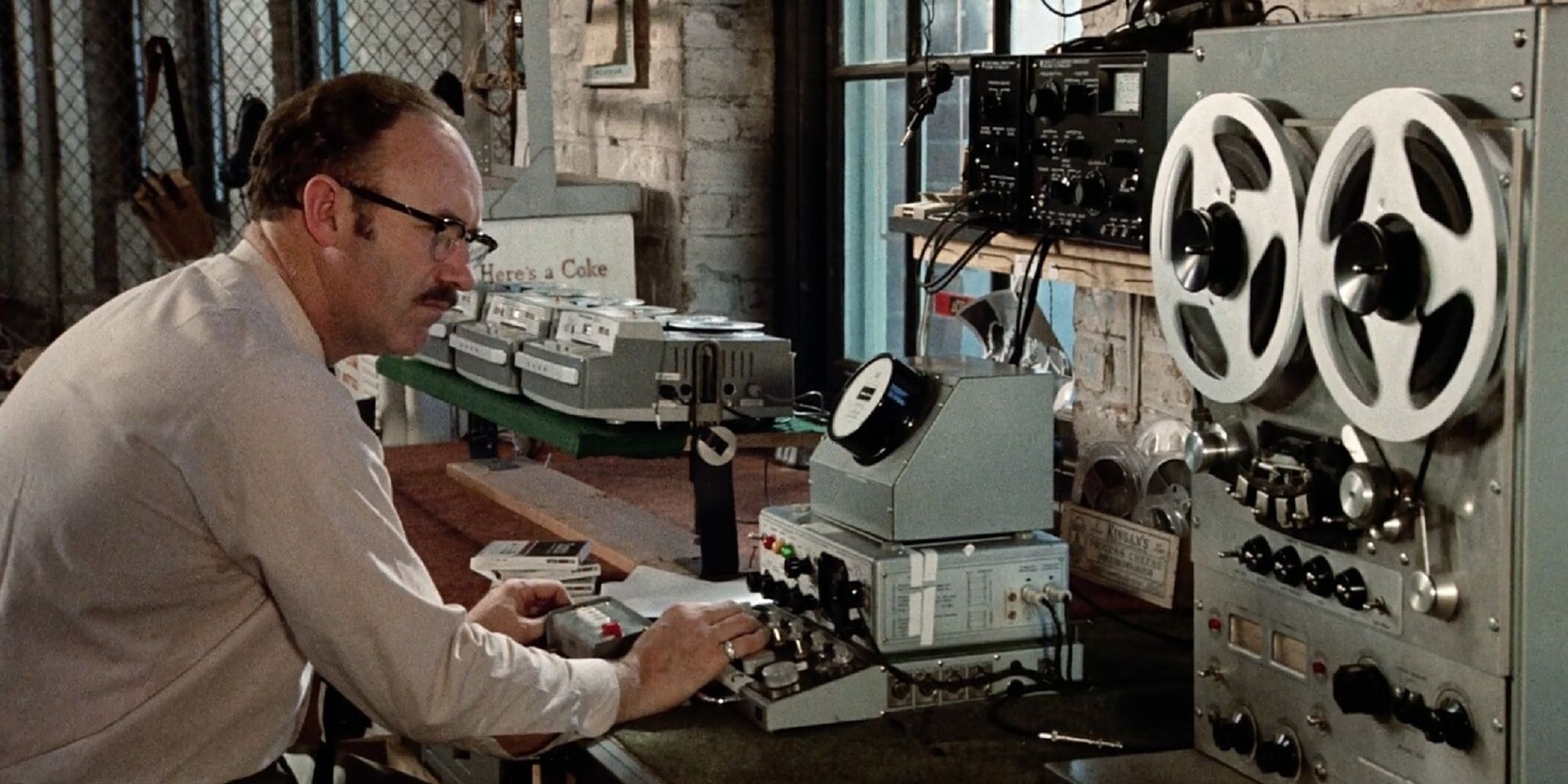 Gene Hackman sebagai Harry Caul mengerjakan peralatan pengawasan di 'The Conversation'