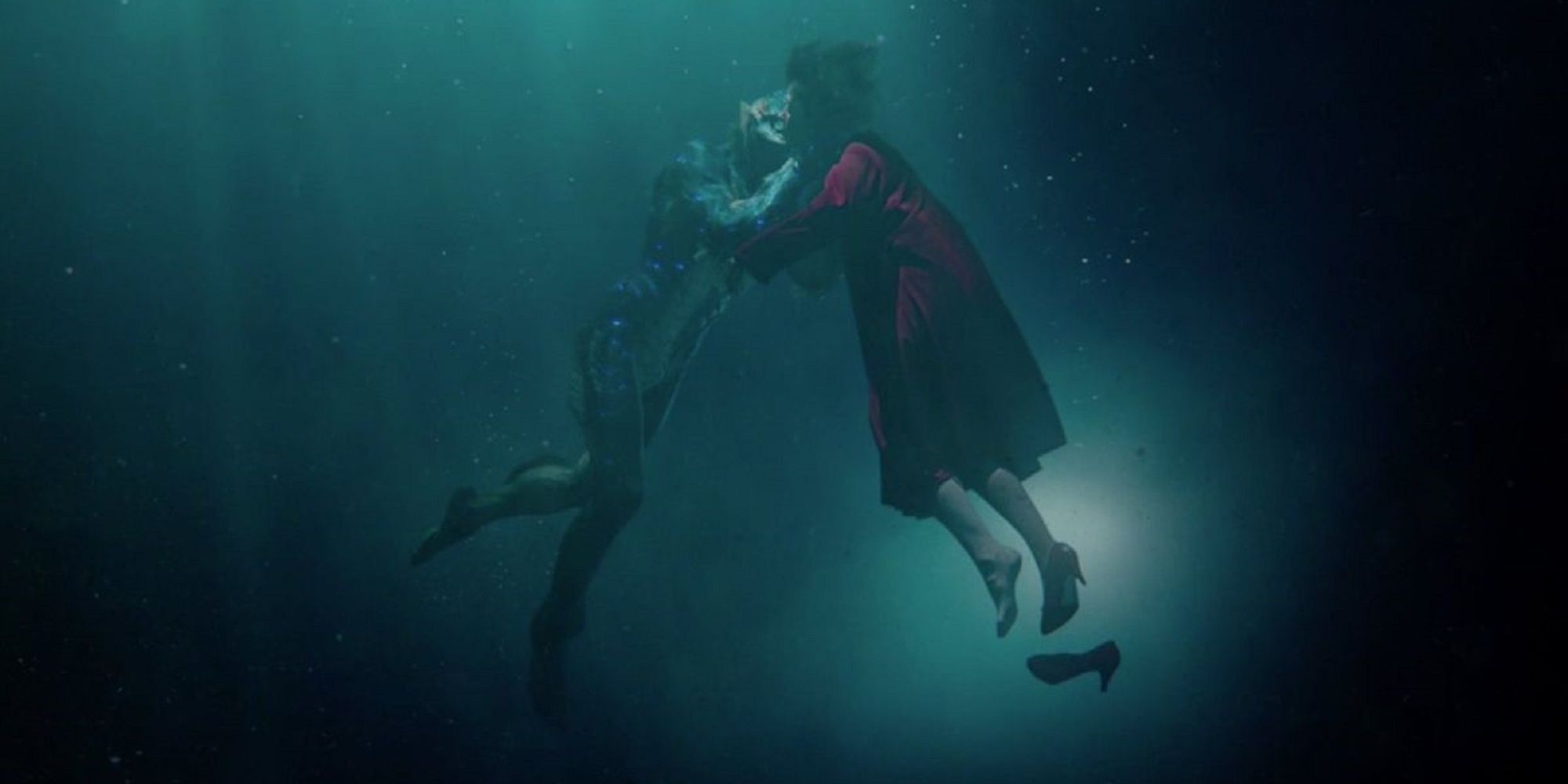 Eliza and the Amphibian Man kissing underwater in The Shape of Water.