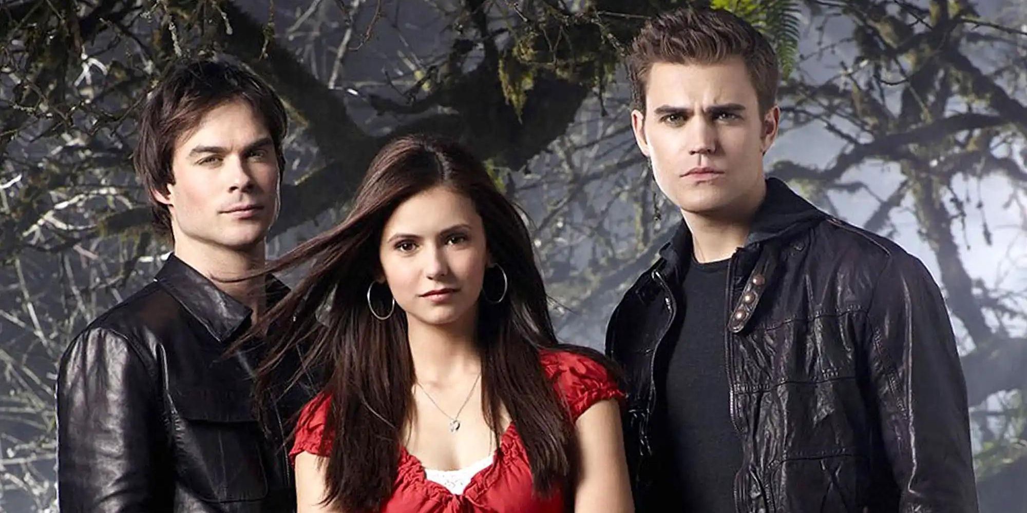 Elena, Damon et Stefan de The Vampire Diaries se tenant ensemble.