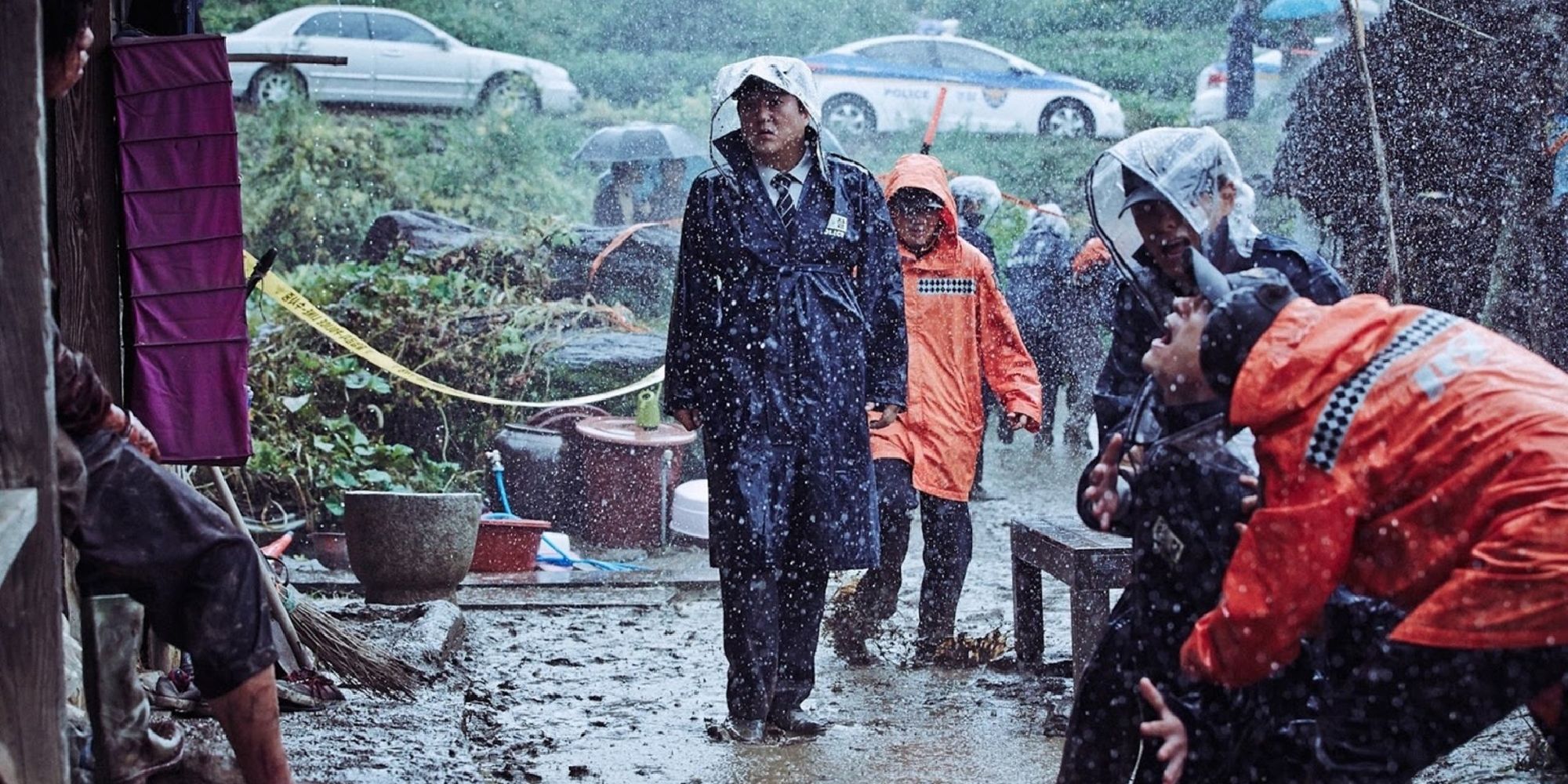 Several policemen under the rain in The Wailing (2016)