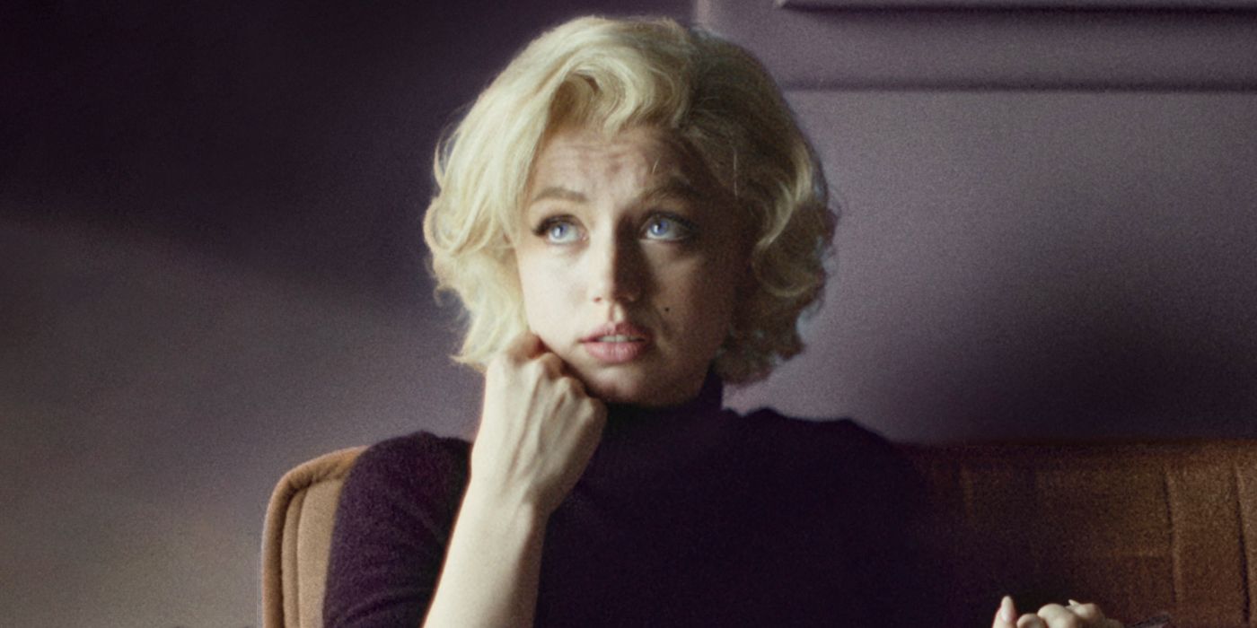 Marilyn Monroe regarde vers le haut avec une expression confuse sur son visage dans Blonde.