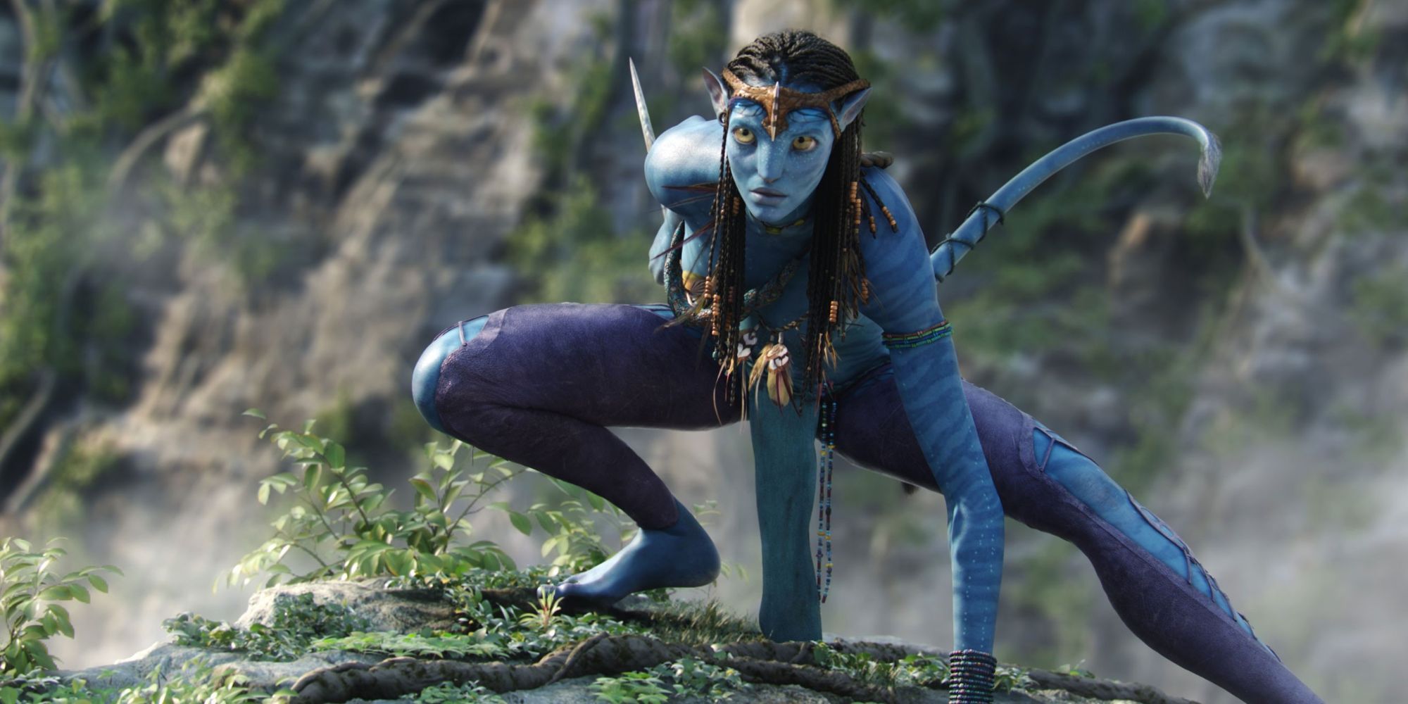 Zoe Saldana as Neytiri crouching in Avatar (2009)