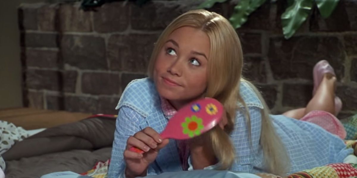 Christine Taylor as Marcia brushing her hair in The Brady Bunch Movie (1995)