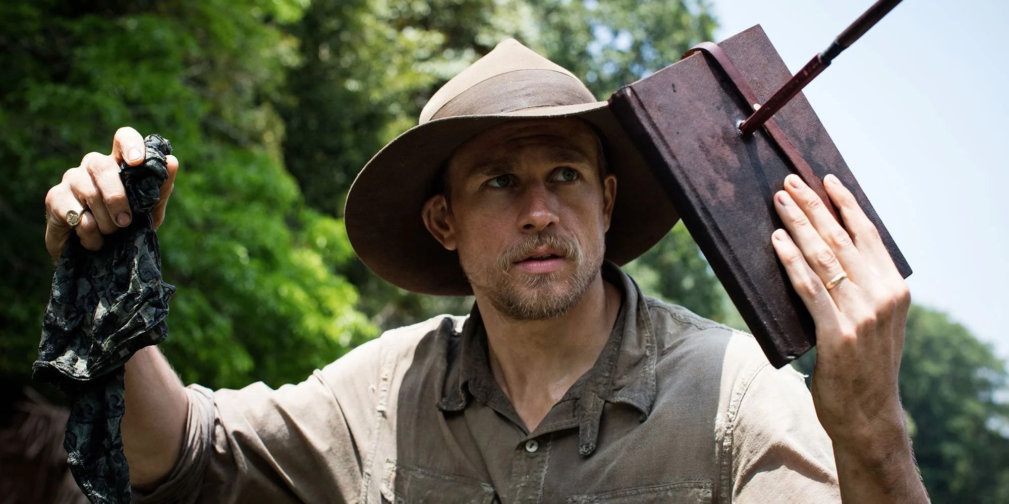 Percy Fawcett (Charlie Hunnam) é atacado em sua jornada pela floresta amazônica