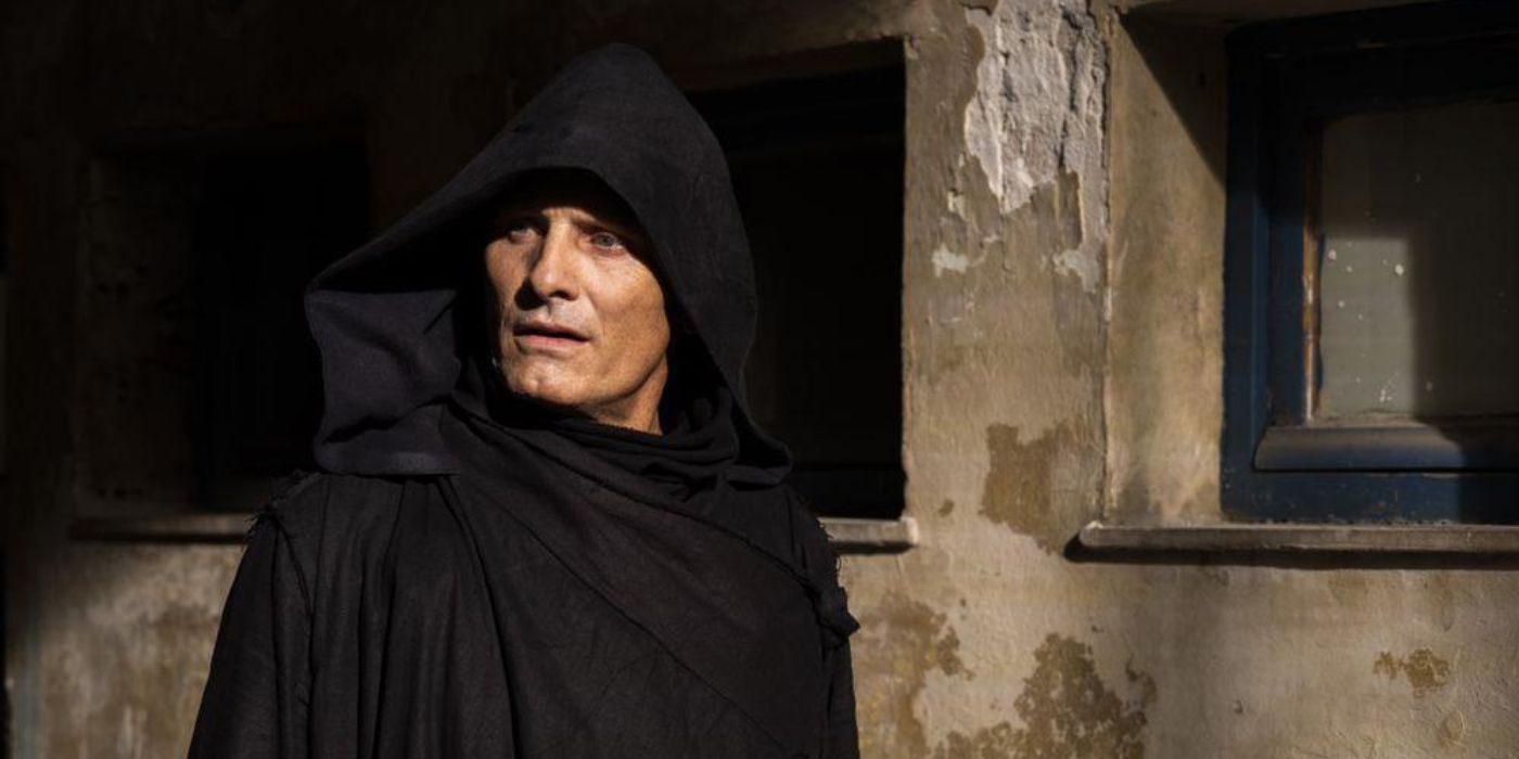 Viggo Mortensen as Saul Tenser wearing a hood and looking to the distance in Crimes of the Future