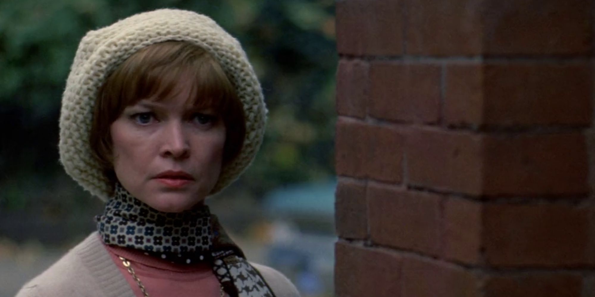 Dans 'L'Exorciste' (1973), Ellen Burstyn incarne une mère dont la fille est possédée par une entité démoniaque.