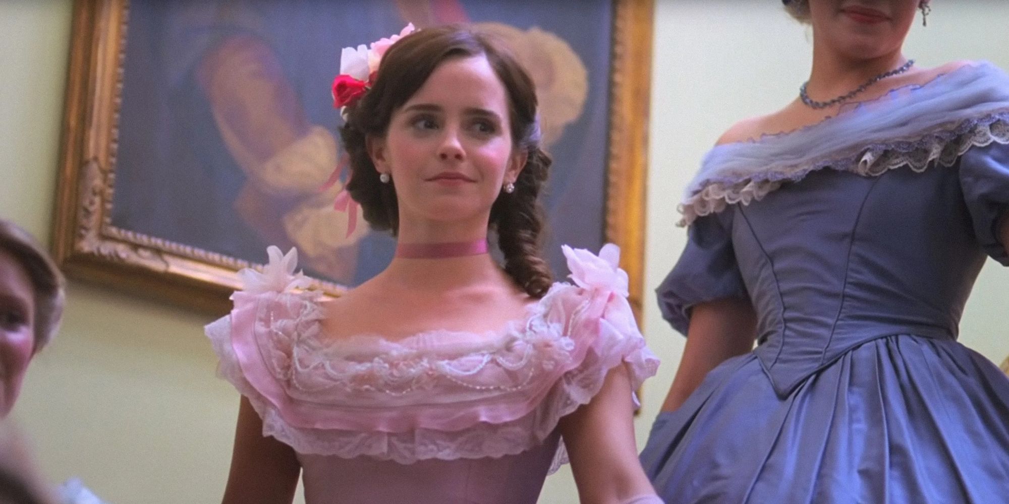 Meg March portant une robe rose dans 'Les petites femmes' (2019).