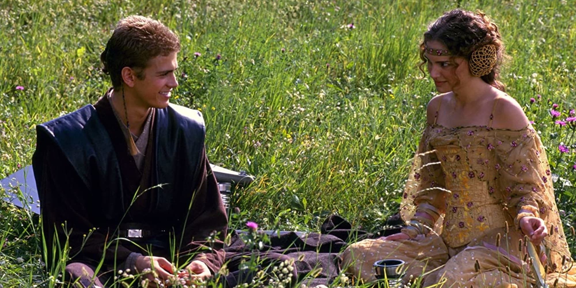 Anakin Skywalker et Padme Amidala pique-niquent dans la prairie de Naboo.