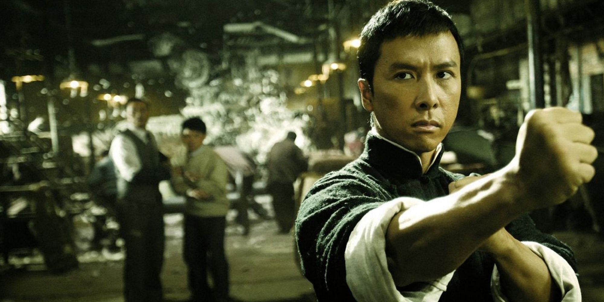 Ip Man (Donnie Yen) protege una fábrica en Ip Man (2008)