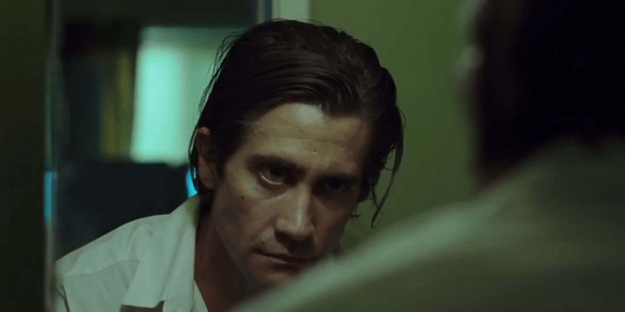 Lou Bloom (Jake Gyllenhaal) staring at a mirror in 'Nightcrawler' (2014)