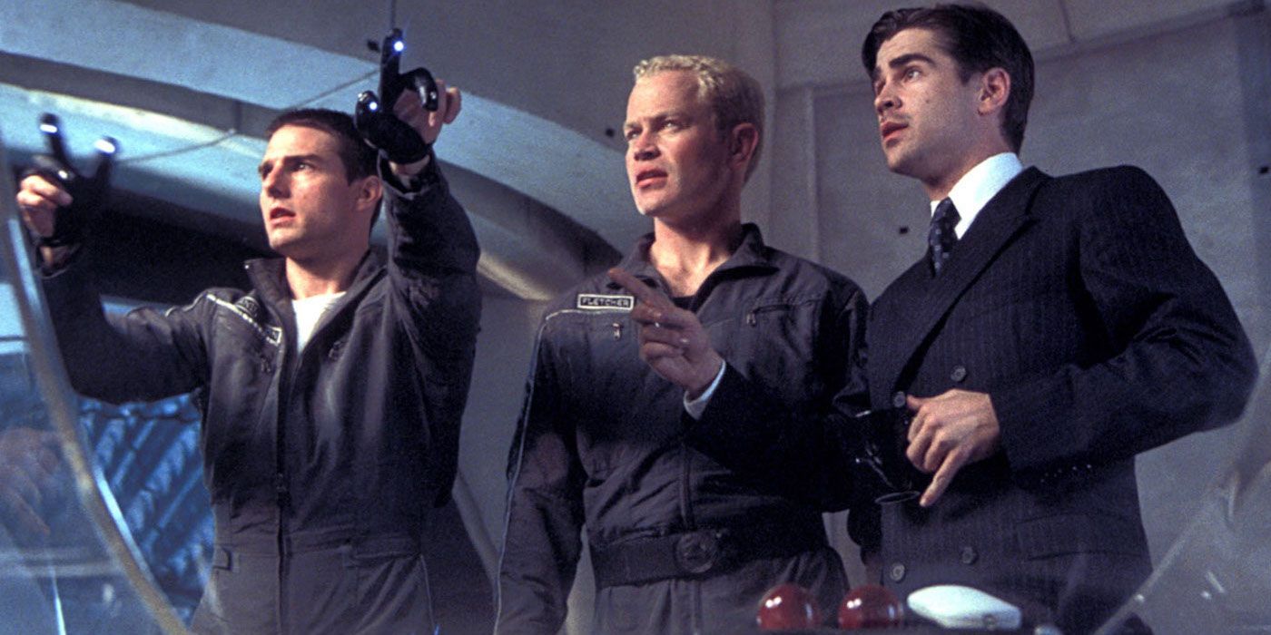 Three men lokking in the same direction while talking in Minority Report.