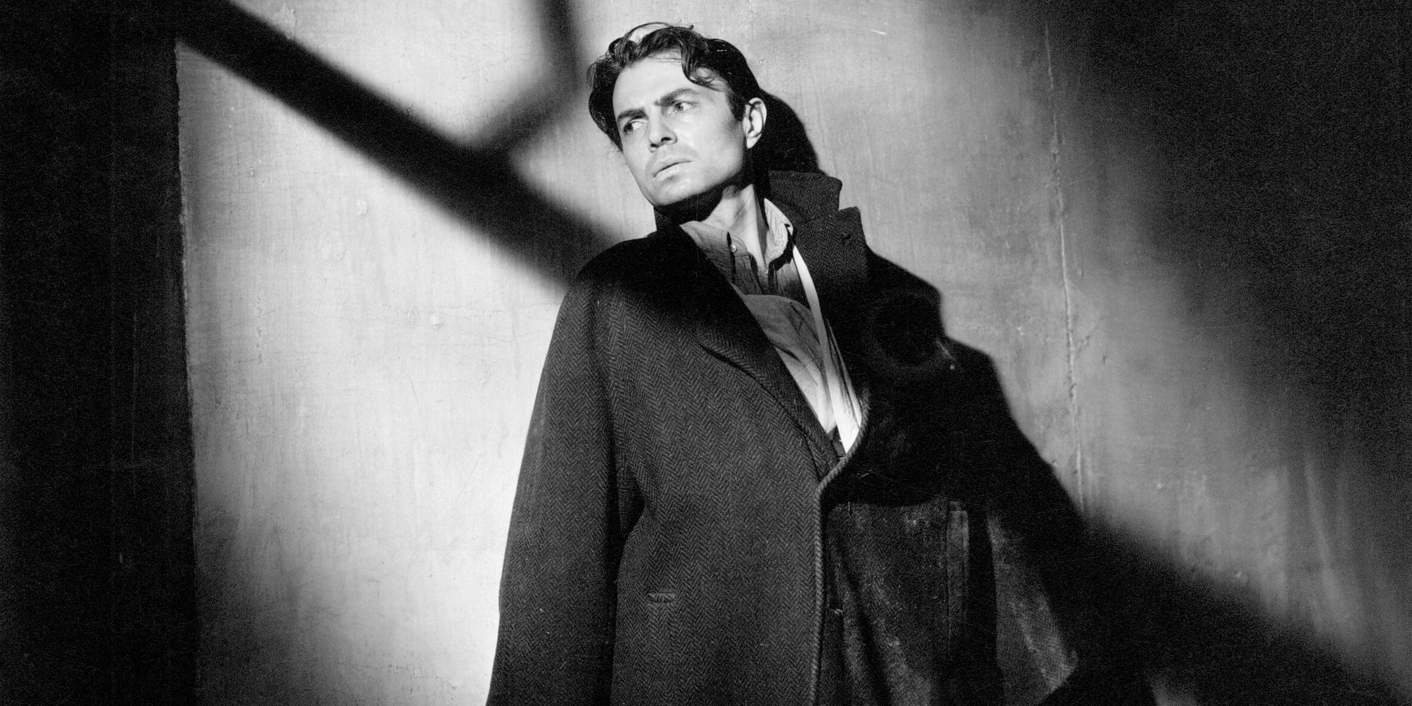 James Mason, que interpreta a Johnny en Odd Man Out, se apoya contra una pared.