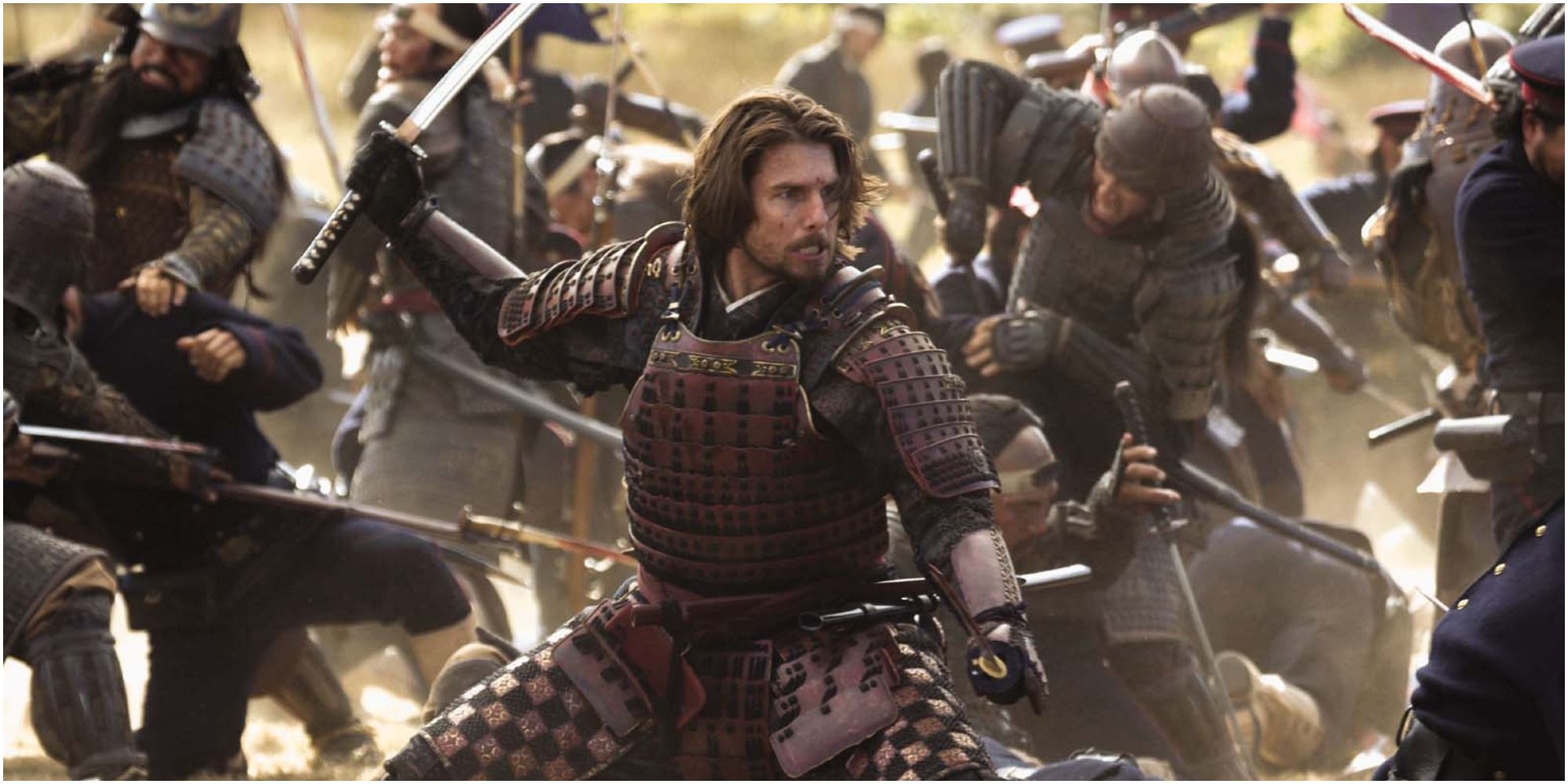 Tom Cruise as Nathan Algren holding two swords in a battle in The Last Samurai