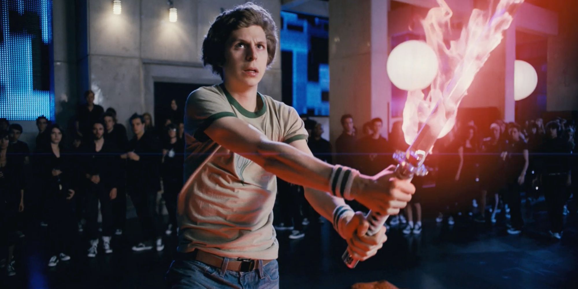 Scott (Michael Cera) empuñando una espada en llamas en 'Scott Pilgrim vs.  el mundo (2010)