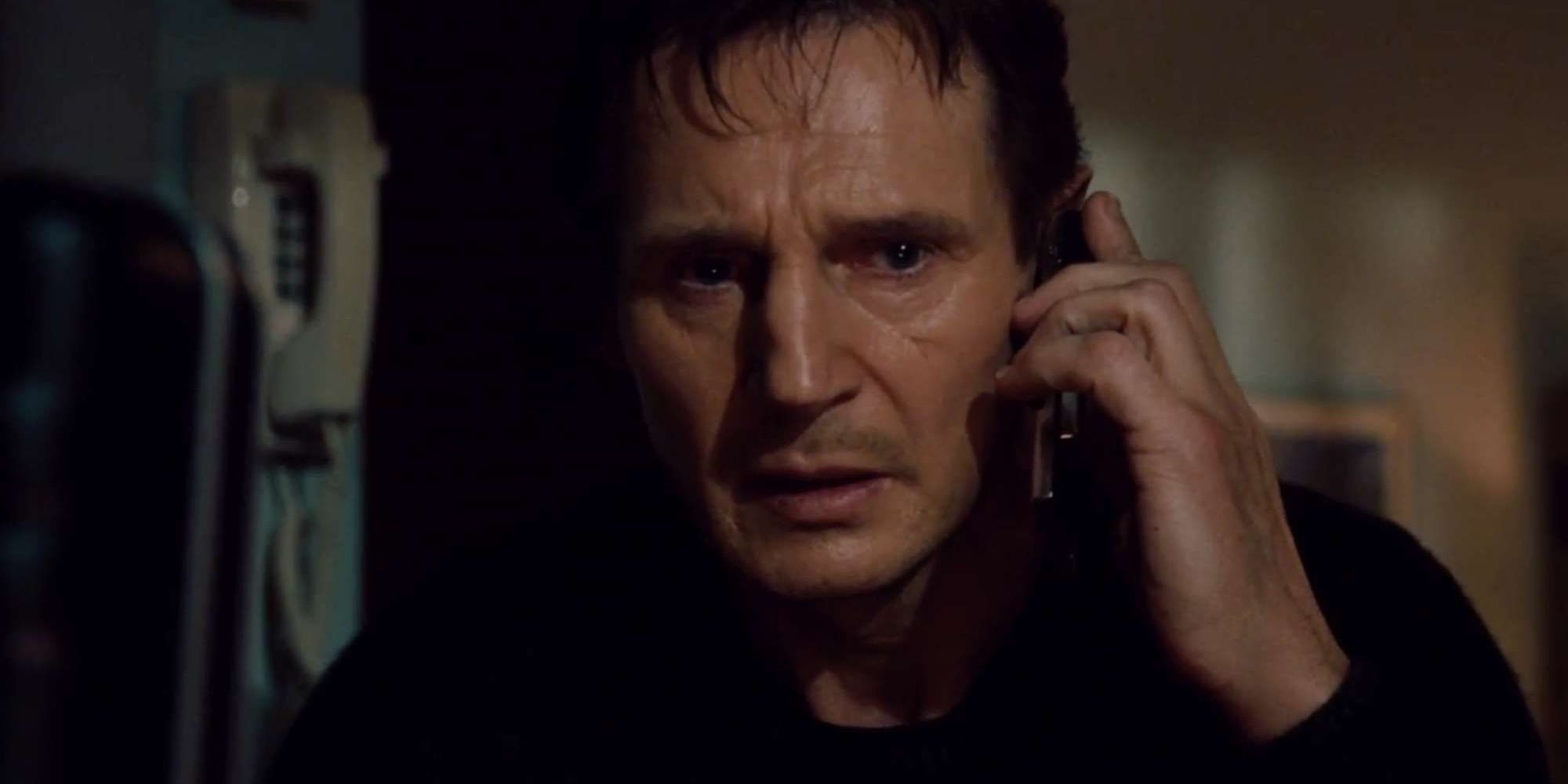 Bryan Mills 'Liam Neeson' au téléphone avec les kidnappeurs de sa fille dans 'Taken' (2008).