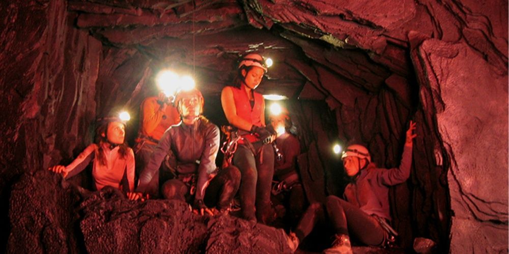Un groupe de spéléologues à l'intérieur d'une grotte 