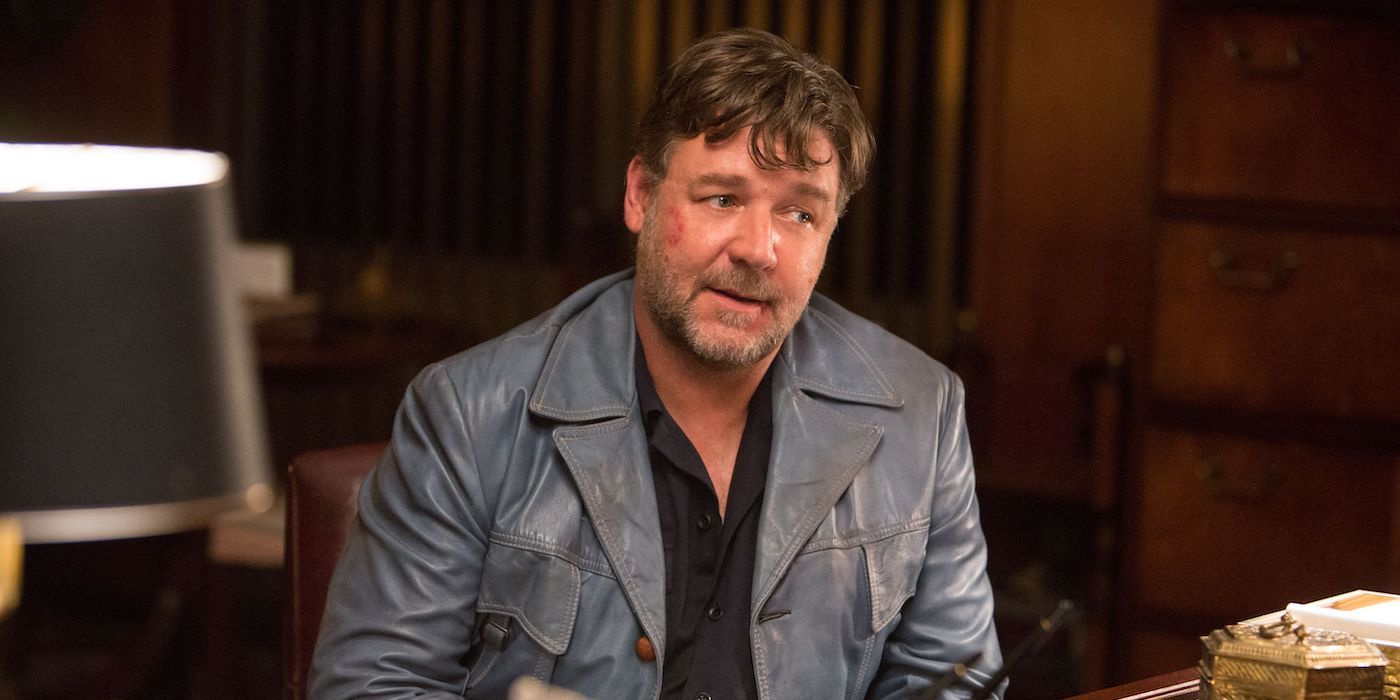Russell Crowe as Jackson Healey talking to someone off-camera in The Nice Guys.