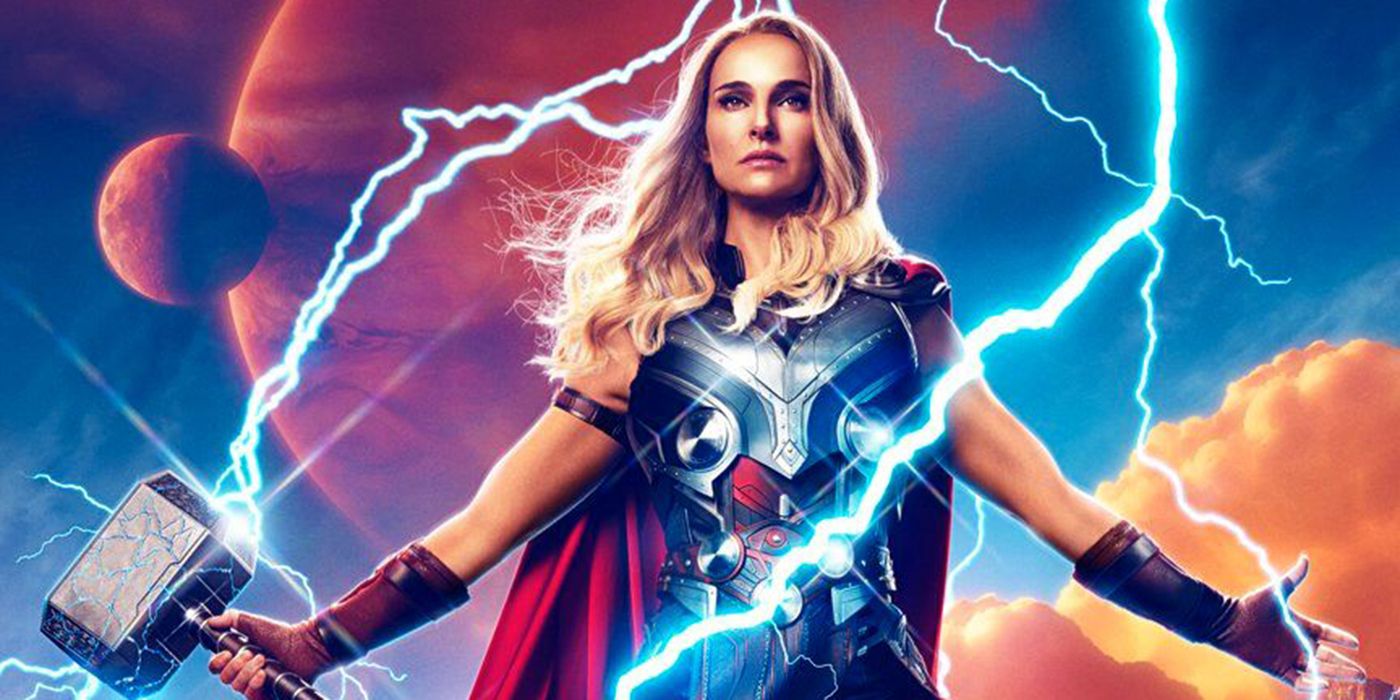 La puissante Thor entourée de tonnerre et étendant ses bras tout en tenant Mjolnir dans une affiche pour Thor : Love And Thunder.