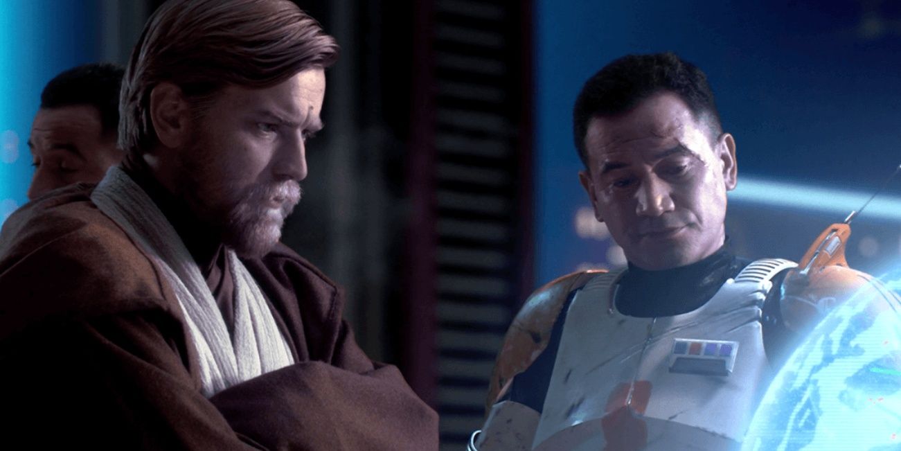 Ewan McGregor como Obi-Wan, vestindo uma túnica com os braços cruzados, olha para um mapa com Temuera Morrison como Comandante Cody, que parece divertido.