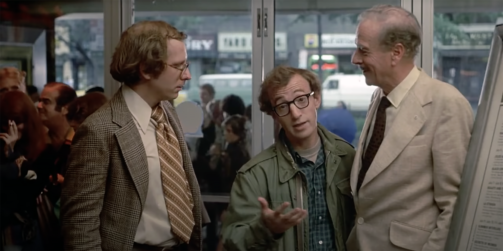 Peu de cinéastes brisent le quatrième mur aussi souvent que Woody Allen, comme dans cette scène de 'Annie Hall'.