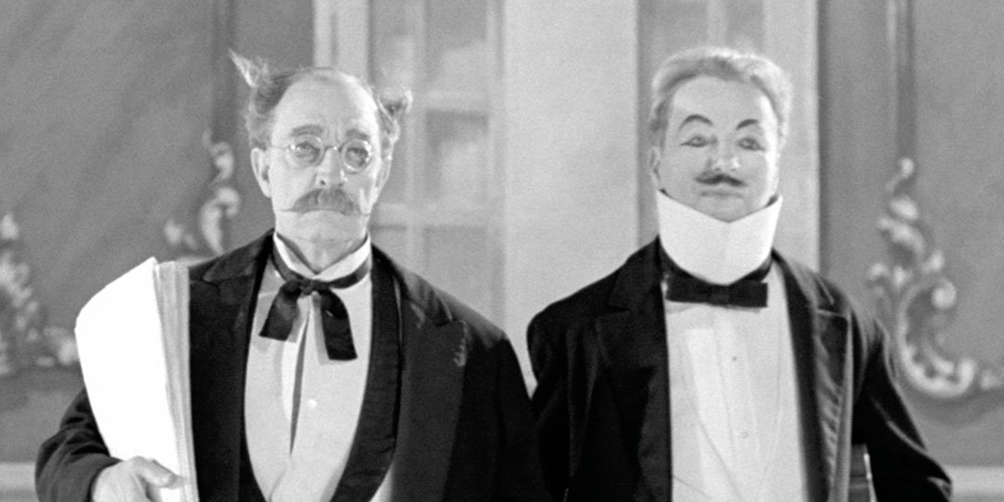 Charles Chaplin et Buster Keaton en personnage se tenant côte à côte.