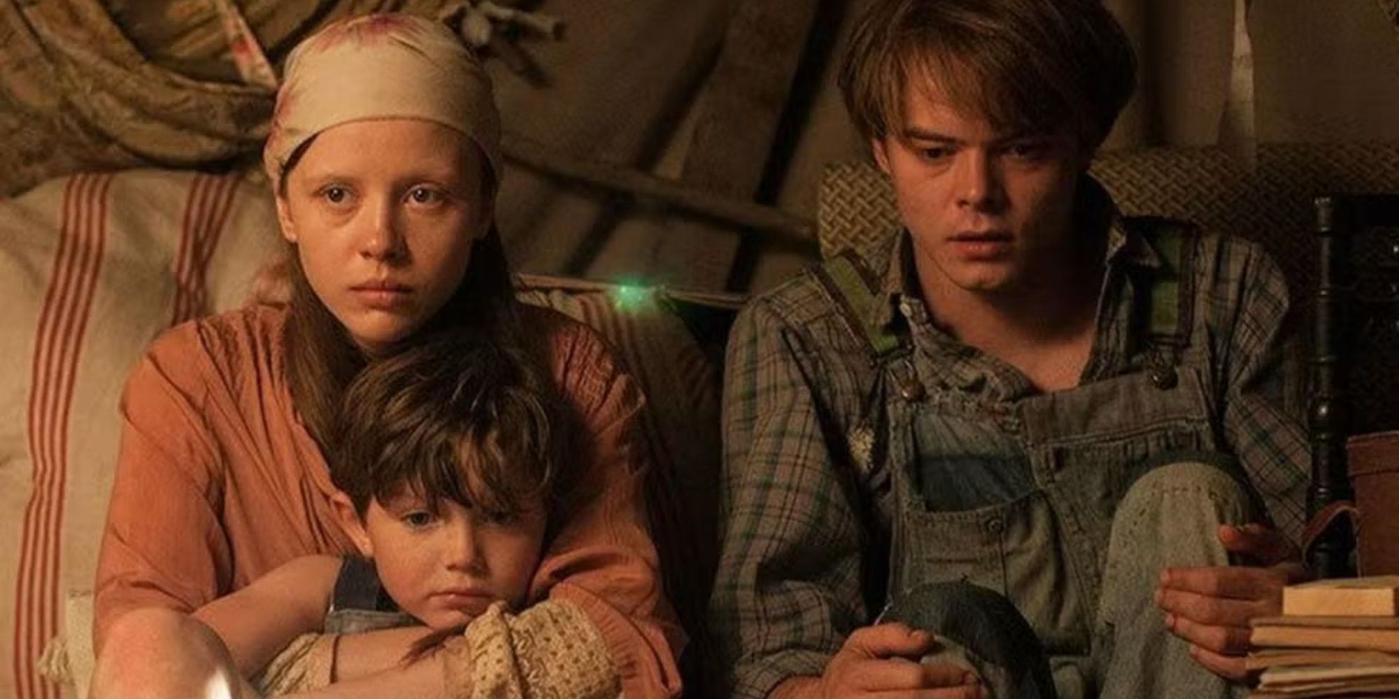 Deux adolescents et un enfant ayant l'air effrayés dans le film Marrowbone.