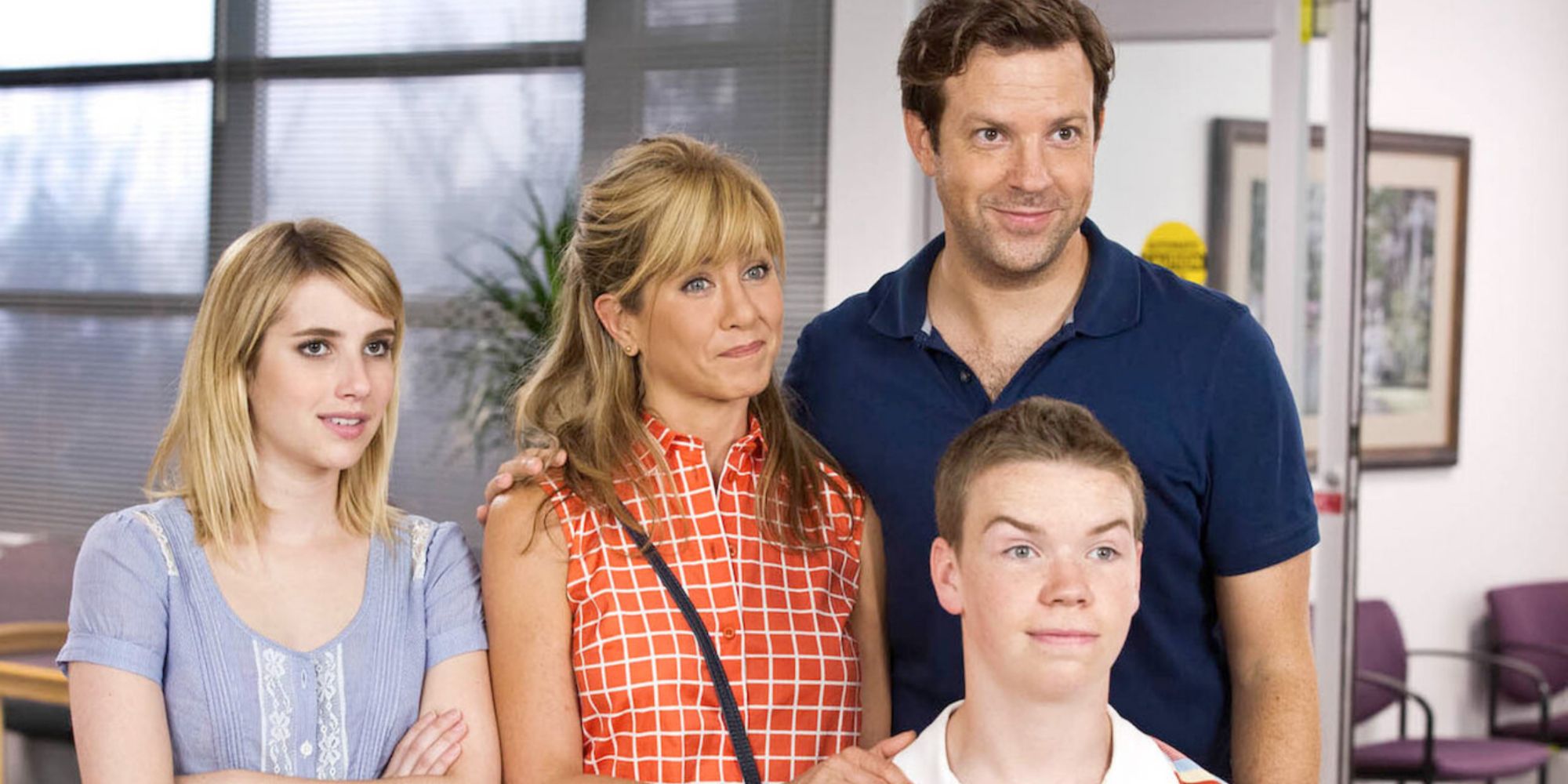 Emma Roberts, Jennifer Aniston, Will Poulter et Jason Sudeikis souriant ensemble en famille.