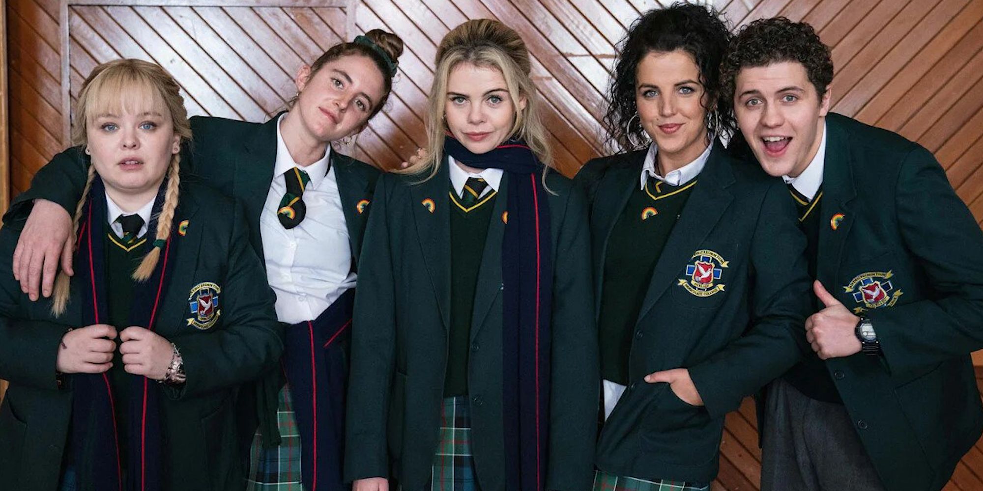 Foto oficial do elenco de Derry Girls todos juntos