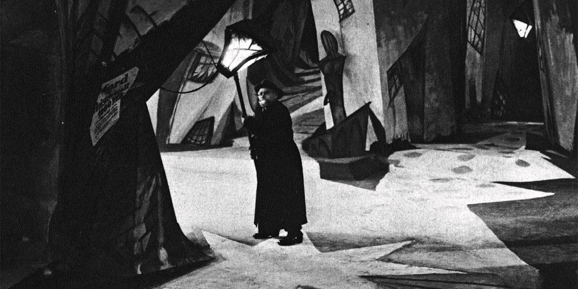 Le Dr Caligari masqué au milieu d'une ville étrange dans 