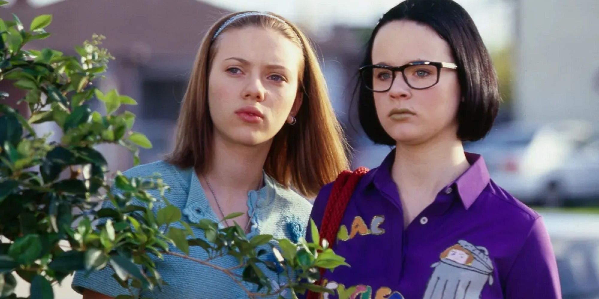 Enid and Rebecca looking over a bush in Ghost World.