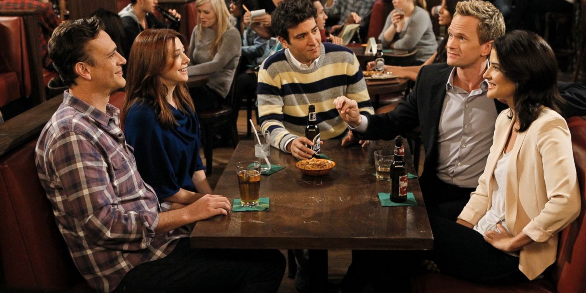 The cast of How I Met Your Mother eating at a pub