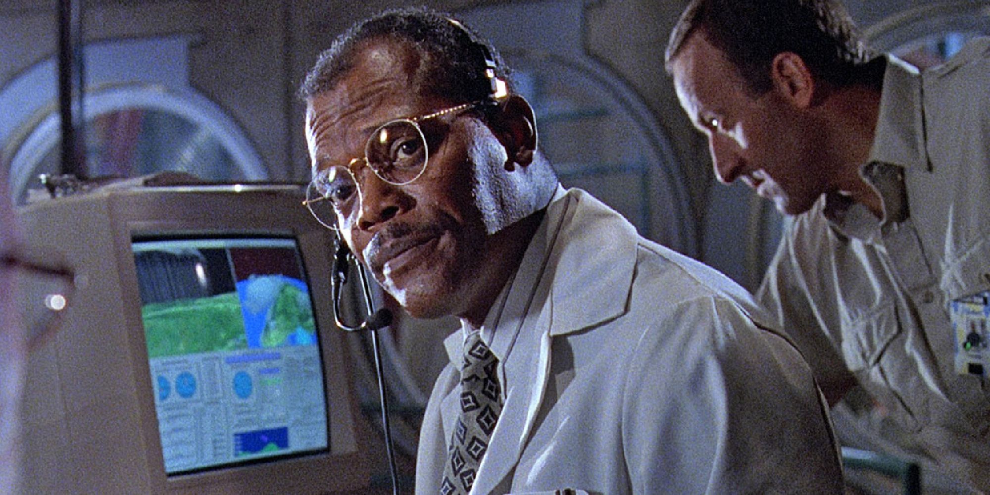 Samuel L. Jackson as Ray Arnold, sitting in front of a computer, in Jurassic Park