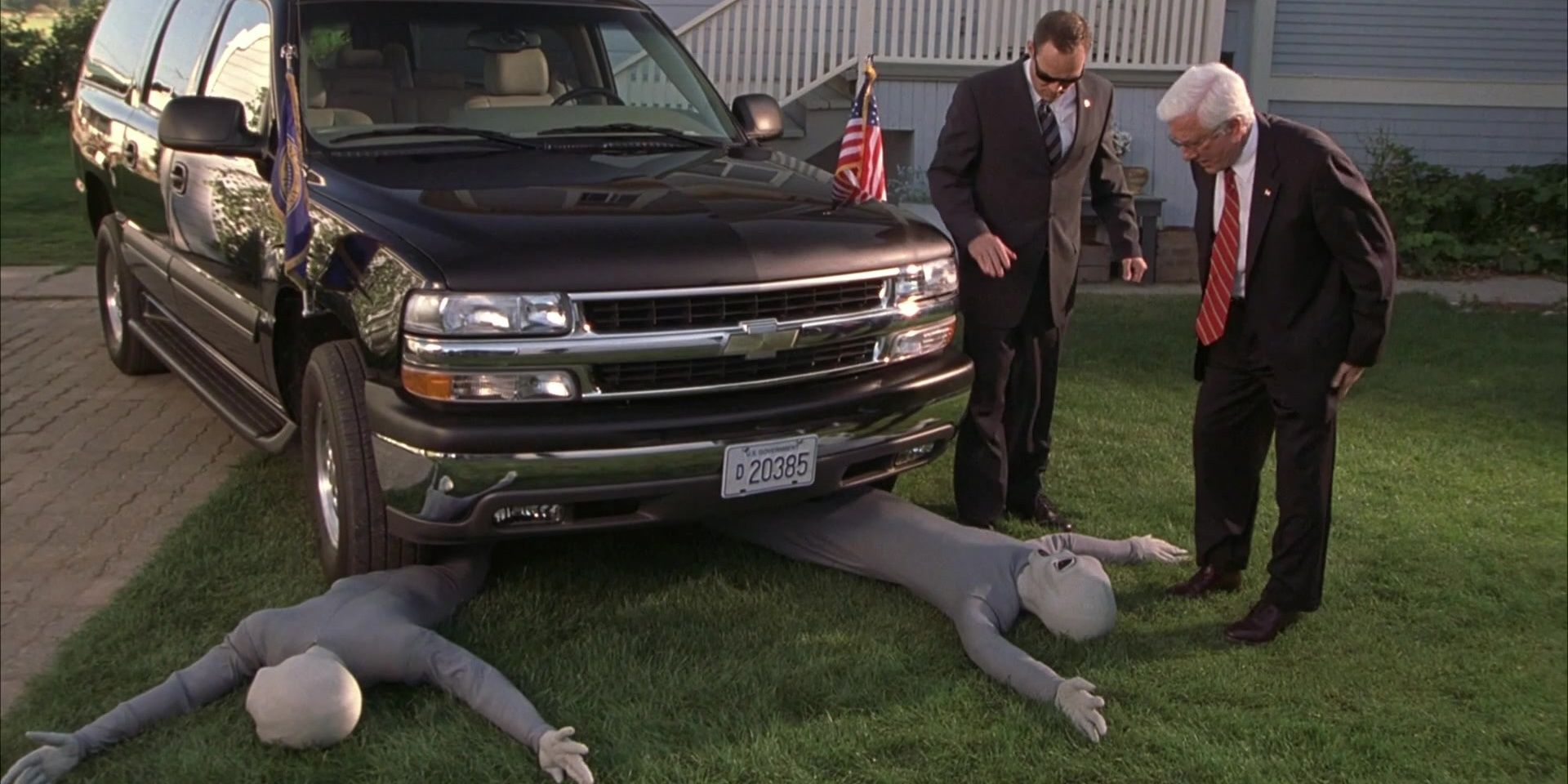 The President runs over an alien in Scary Movie 3
