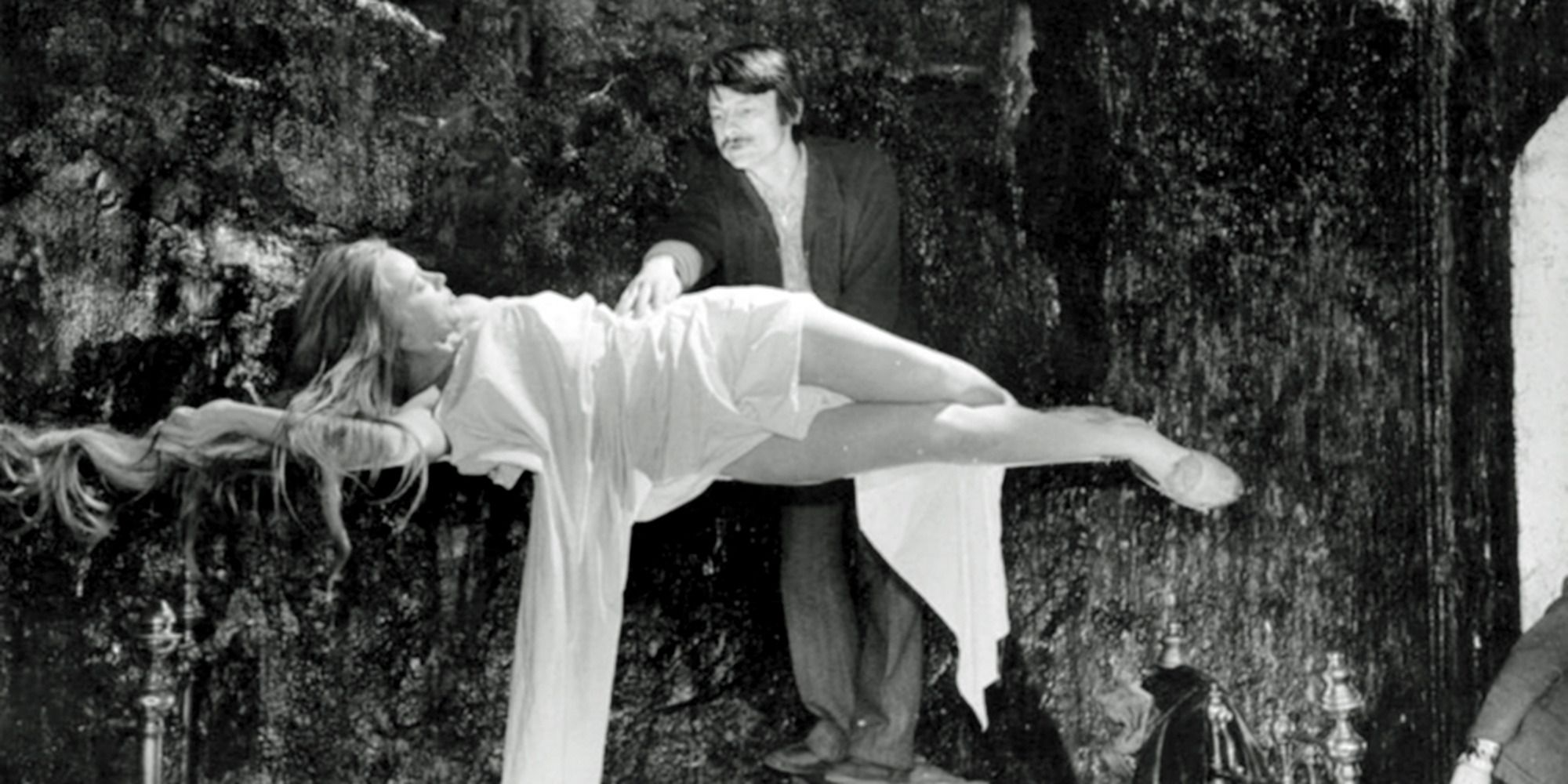 Andrei Tarkovsky aidant Margarita Terekhova sur le tournage de Mirror