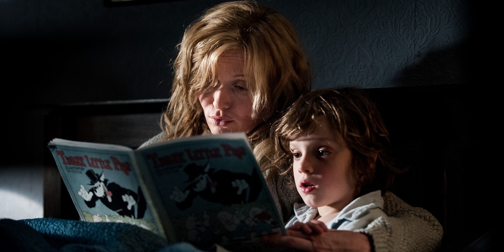 Amelia lisant un livre à son fils Samuel dans son lit dans The Babadook.