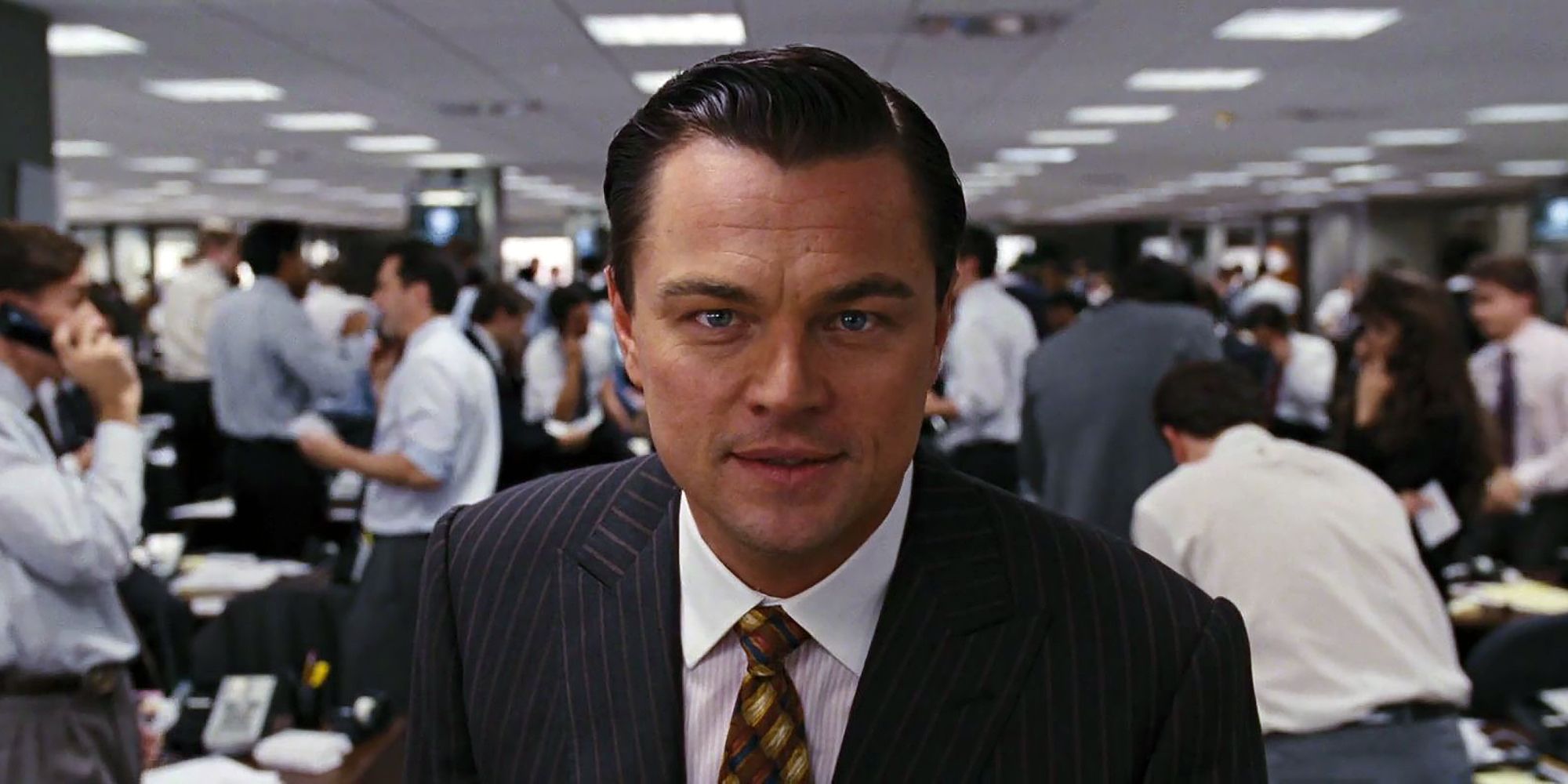 Jordan, de Leonardo DiCaprio, olha diretamente para a câmera em O Lobo de Wall Street