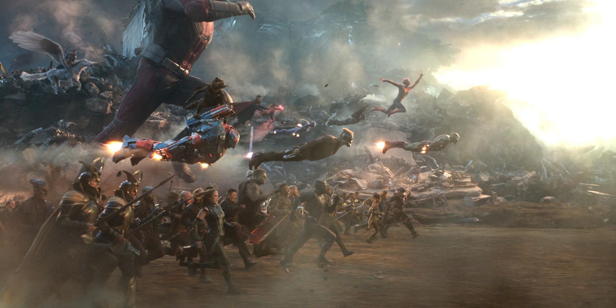 Tous les Avengers chargeant en avant dans la bataille.