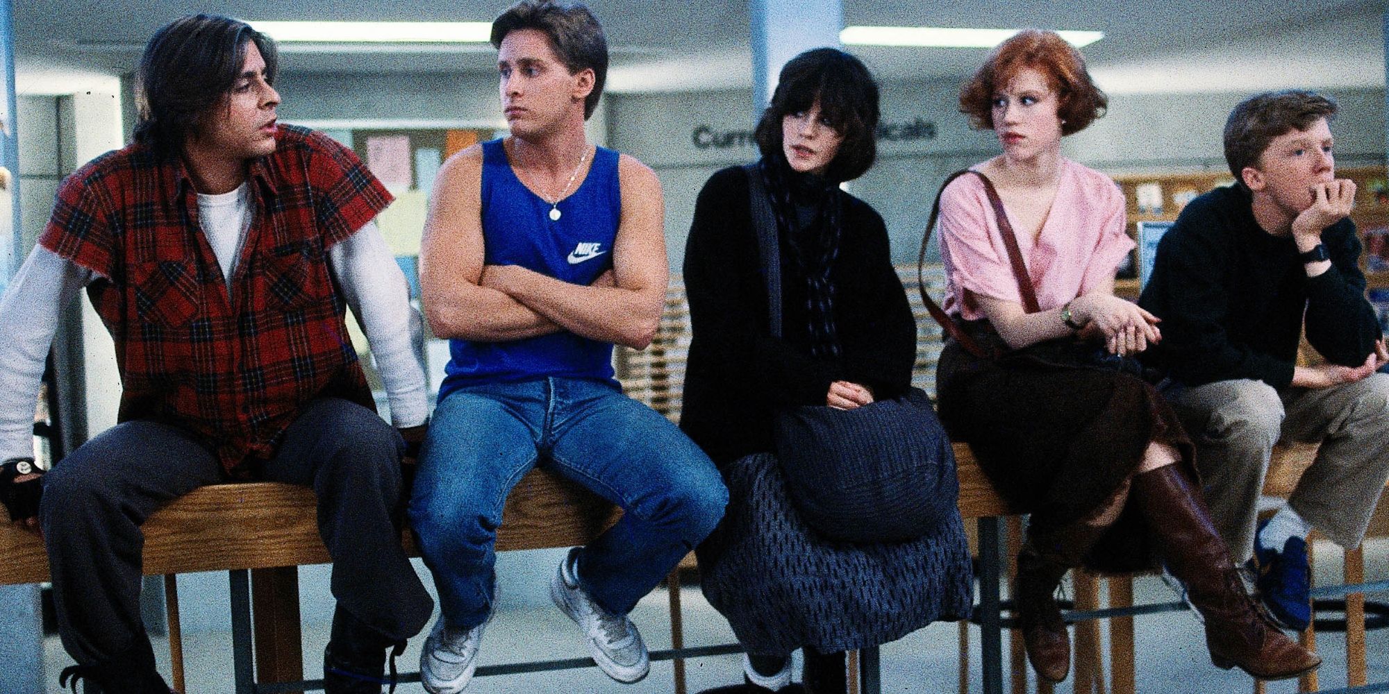Le club du petit-déjeuner assis dans 'The Breakfast Club' (1985).