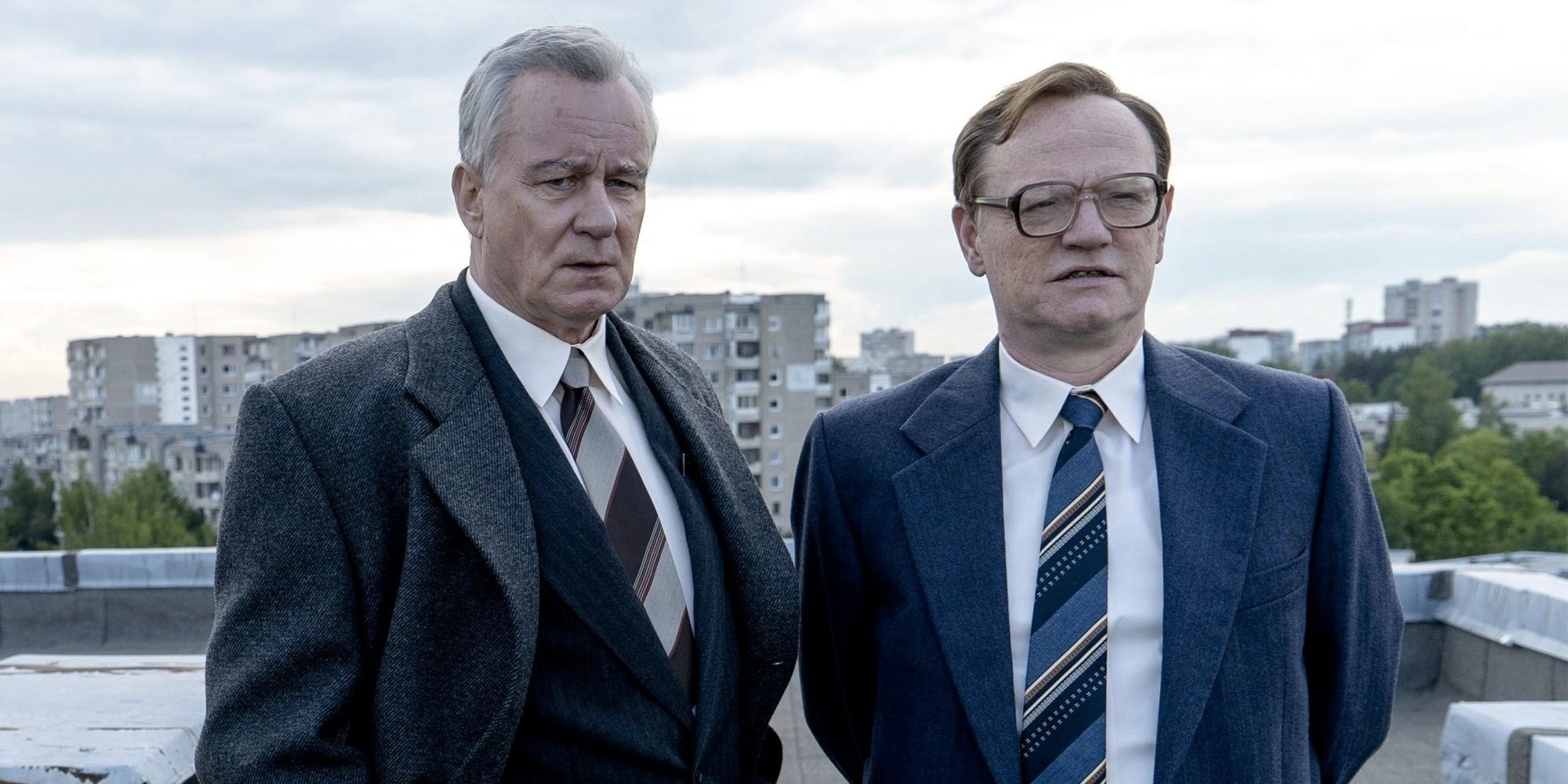 Stellan Skarsgård dans le rôle de Boris Shcherbina et Jared Harris dans celui de Valery Legasov dans Tchernobyl