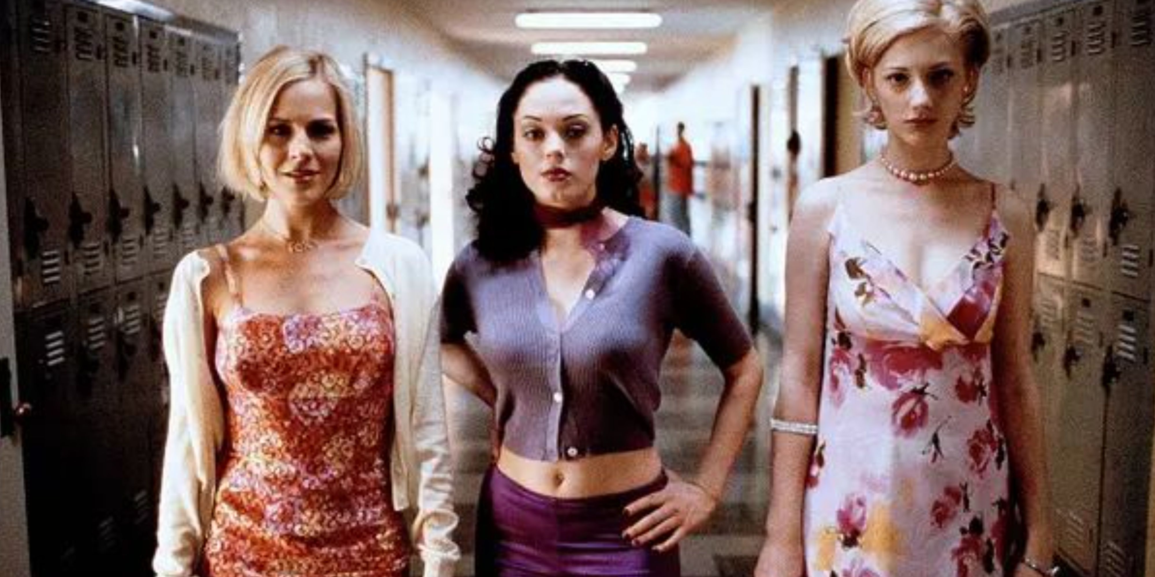 Julie Benz, Rose McGowan y Judy Greer como Marcy, Courtney y Fern de pie en medio de un pasillo en Jawbreaker.