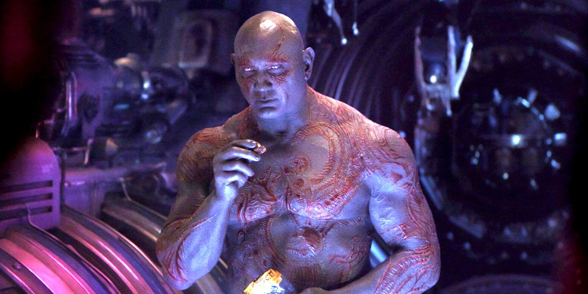 Dave Bautista mangeant des chips dans le rôle de Drax dans Avengers : Infinity War