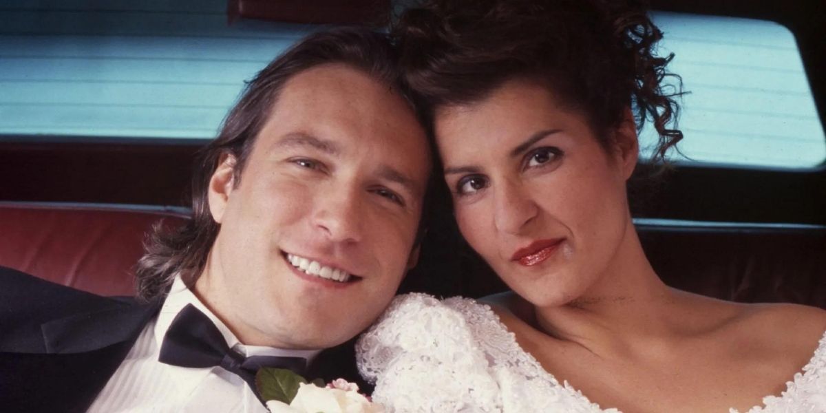 Ian et Tula souriant et posant pour une photo dans My Big Fat Greek Wedding.