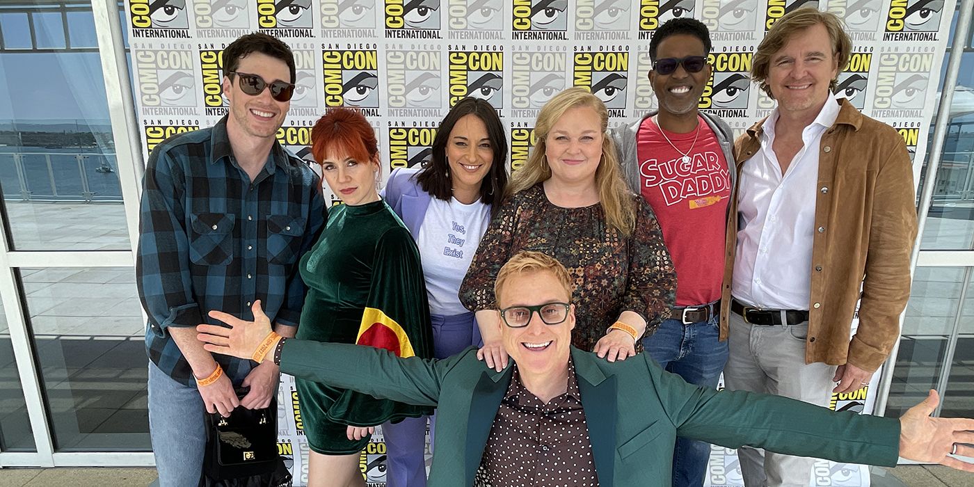 resident-alien-cast-have-way-too-much-fun-talking-about-hit-series-at-sdcc