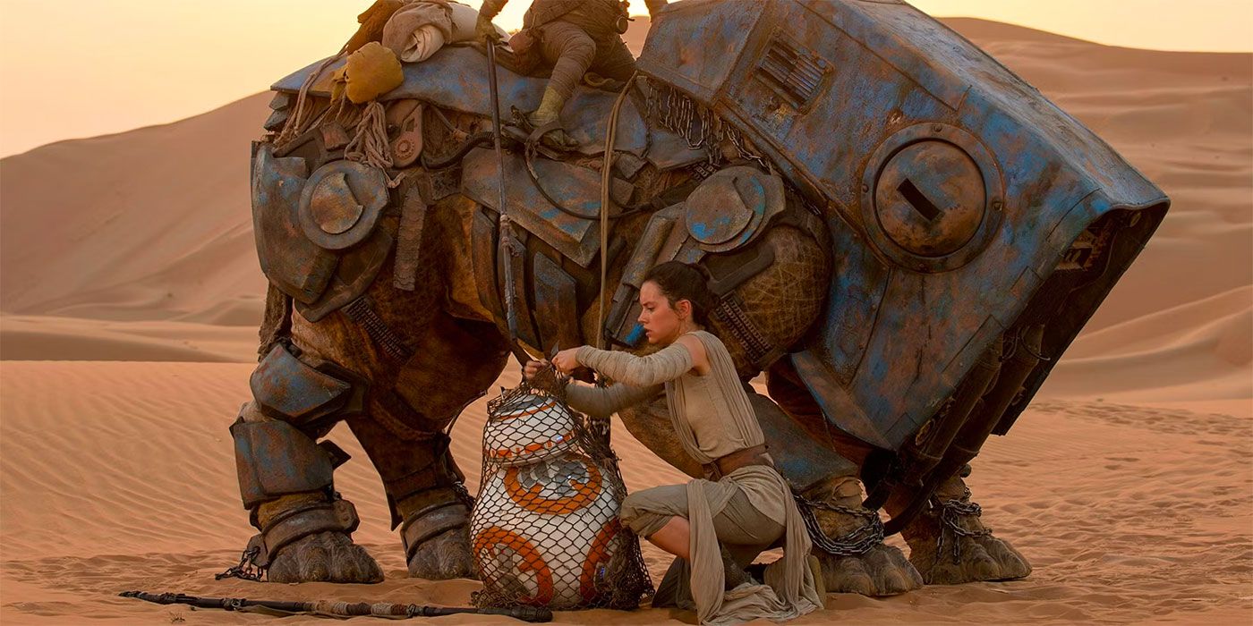 Daisey Ridley como Rey e BB-8 em Star Wars: Episódio VII - O Despertar da Força