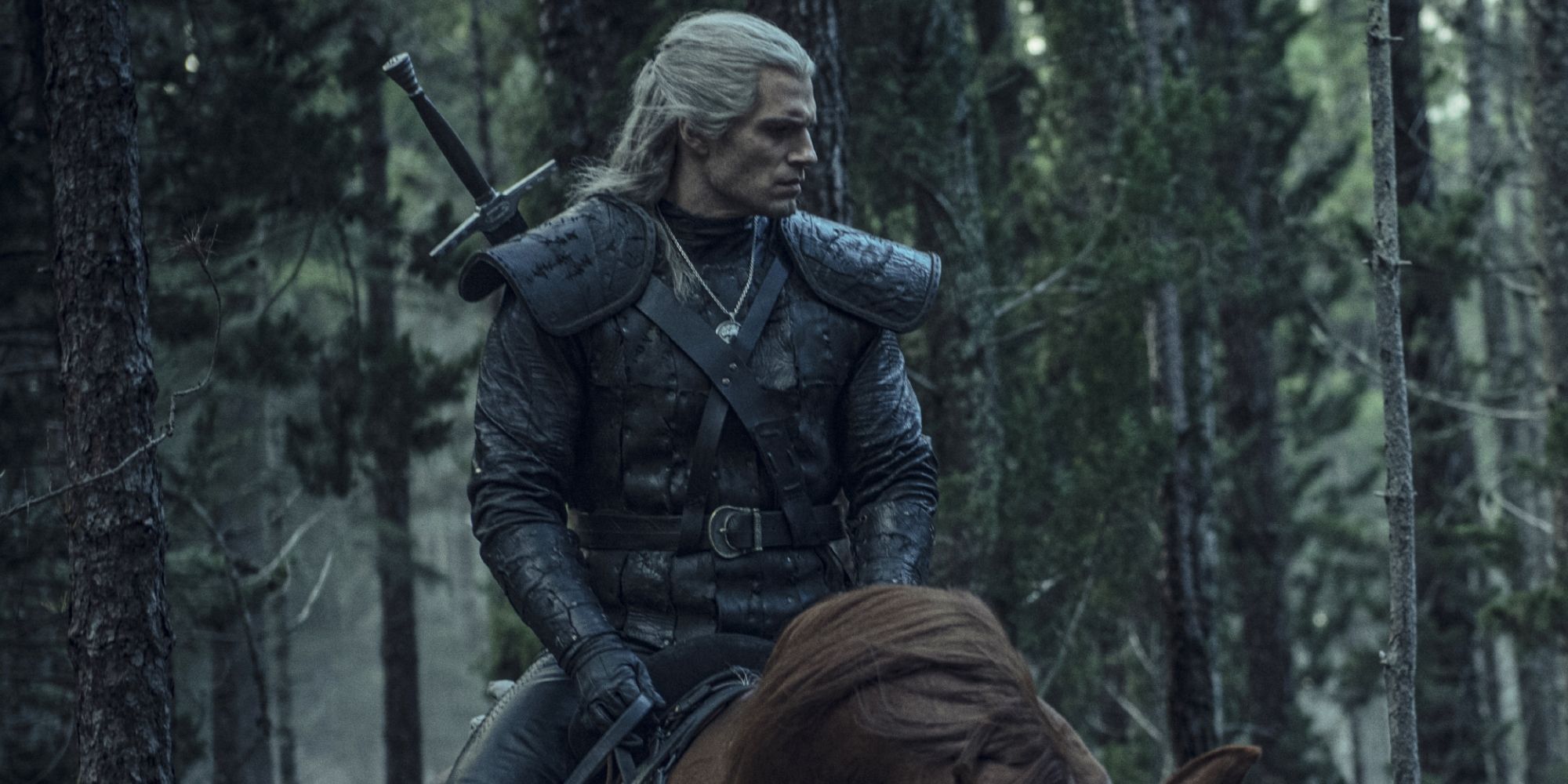 Geralt de Rivia (Henry Cavill) montando seu cavalo em 'The Witcher'